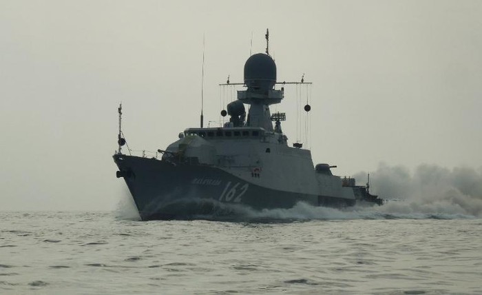 Một loại khinh hạm tàng hình của Hải quân Nga đang rẽ sóng lướt đi trên mặt biển